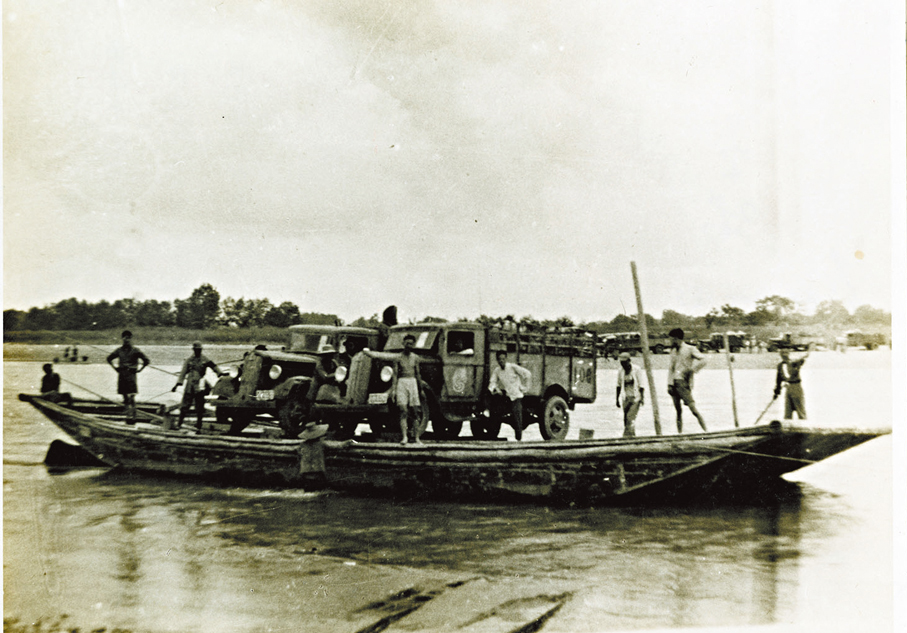 ●1938年，漢中至成都無橋可通，圖為由木船載着裝運文物的卡車渡河情形。