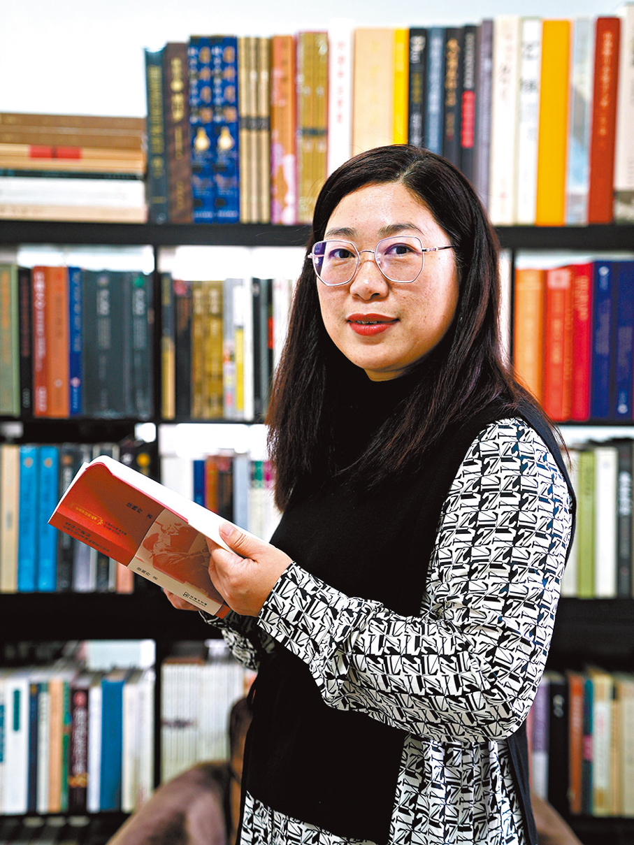 ●故宮博物院研究館員、檔案館（院史陳列館）副館長徐婉玲