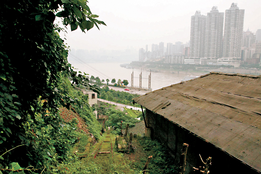 ●故宮文物東歸時，匯聚重慶，暫存於安達森洋行。圖為當時文物運上山的軌道，現已鋪滿青苔。 莊靈供圖