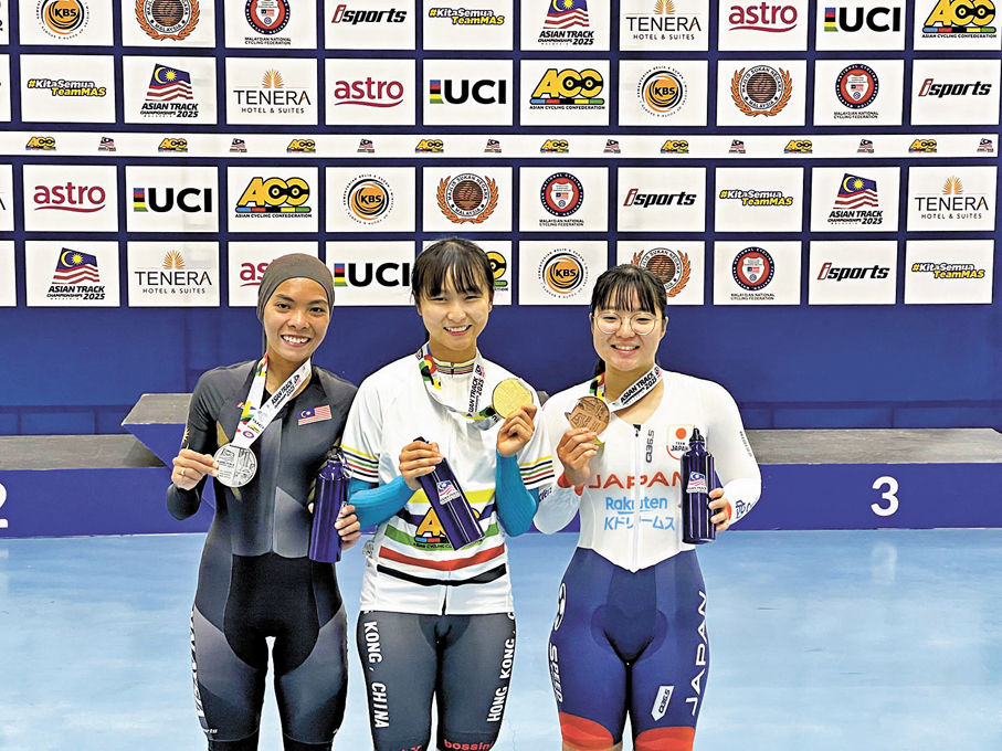 ●李思穎（中）用汗水洗刷失落，今年在亞洲場地單車錦標賽奪金而回。 資料圖片