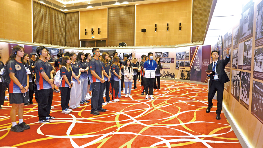 ●參觀主題展覽的觀眾絡繹不絕。