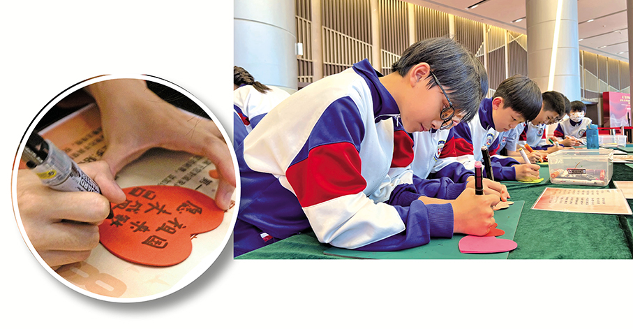 ●學生在留言區寫下對祖國的祝福。