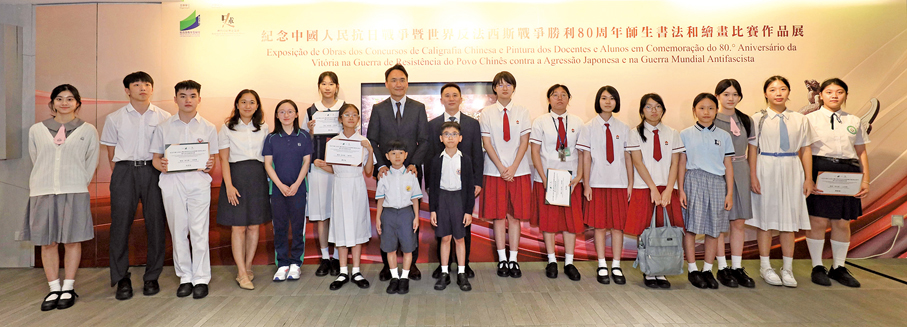 ●龔志明局長及李勇先副部長與獲獎師生合照。（澳門教青局圖片）