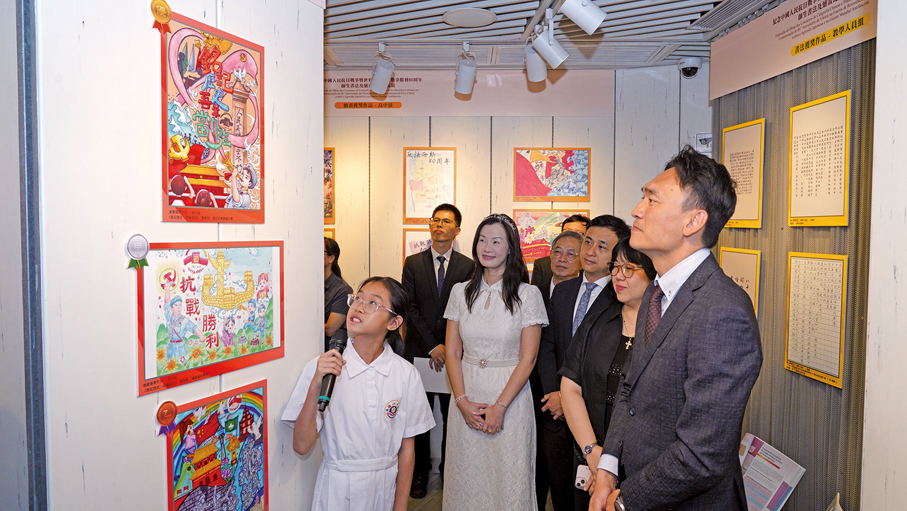 ●龔志明局長與嘉賓聆聽獲獎學生介紹作品。