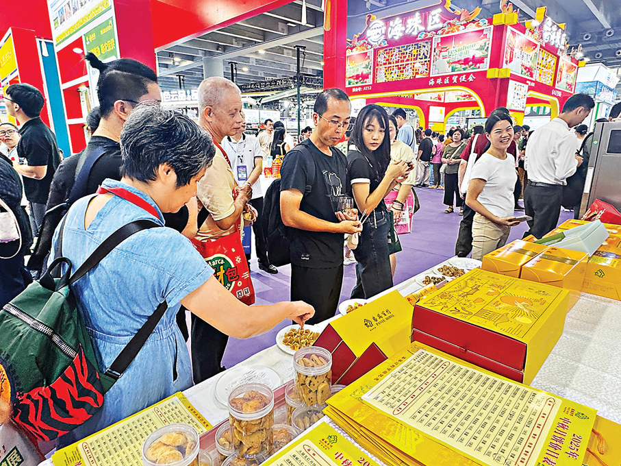 ●番禺賓館的新口味月餅吸引不少街坊駐足品嘗。香港文匯報記者盧靜怡  攝