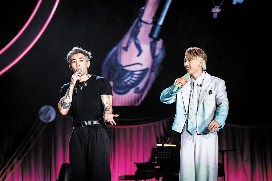 ●關智斌（右）與Tyson Yoshi同台爆笑互動。主辦方供圖