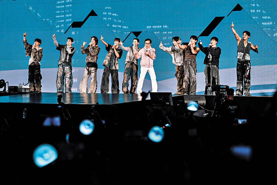 ●成龍為SEVENTEEN啟德騷點讚。  主辦方供圖