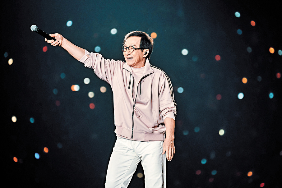 ●成龍邀觀眾合唱《真心英雄》。  主辦方供圖