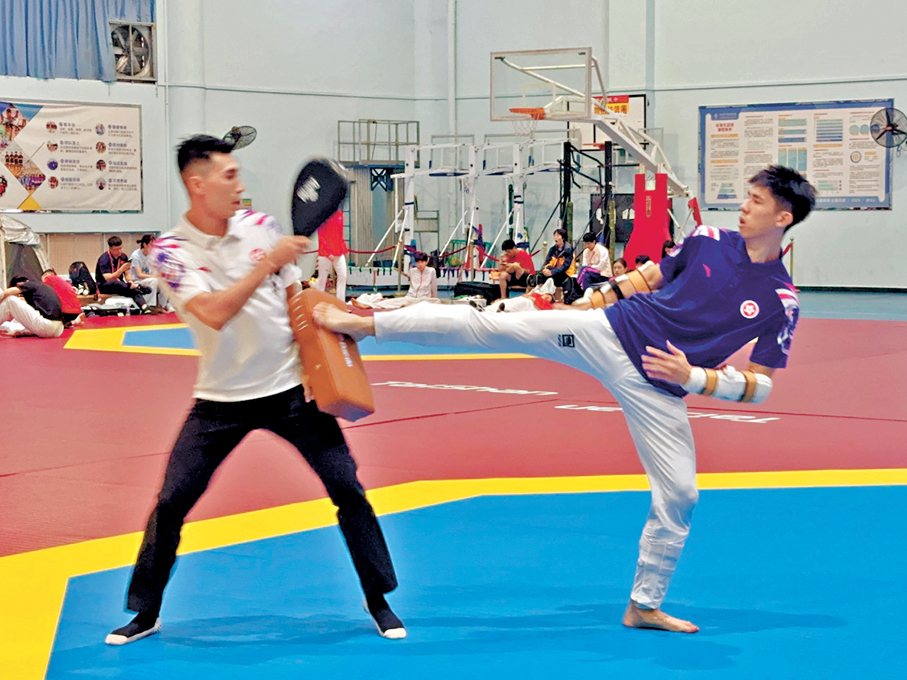 ●比賽開始前，譚政南與教練員進行熱身訓練。