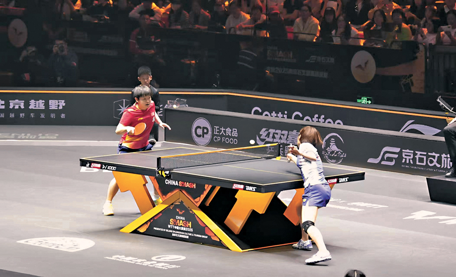 ●孫穎莎（左）迎戰平野美宇。  香港文匯報記者蘇雨潤 攝