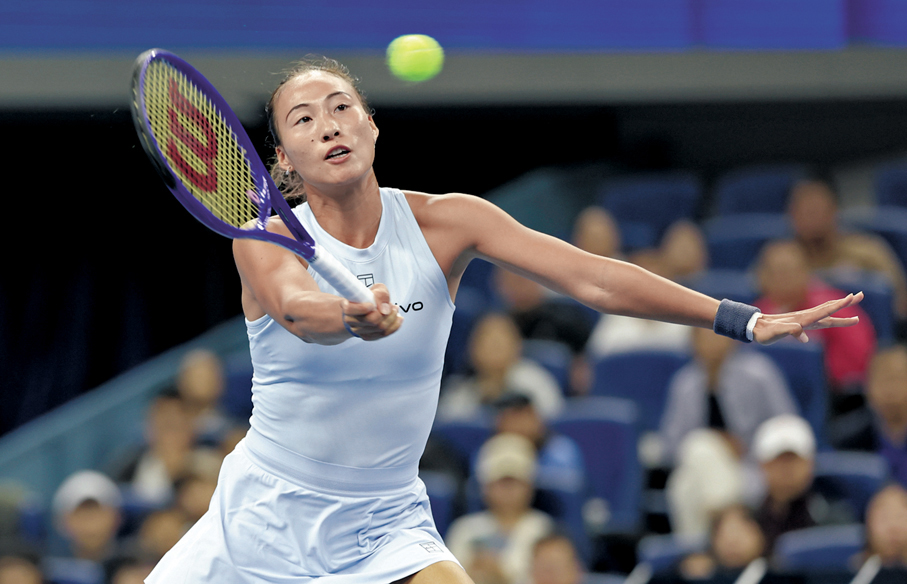 ●鄭欽文在比賽中回球。  新華社