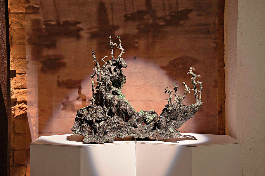 ●《香港·香港》形似香港起伏的山巒。