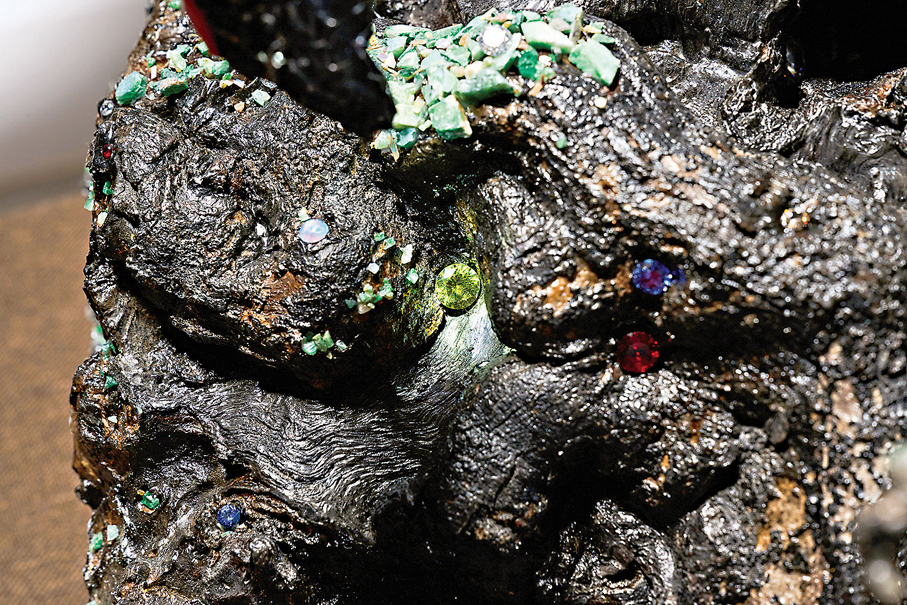 ●《香港·香港》的寶石代表世界不同地域。