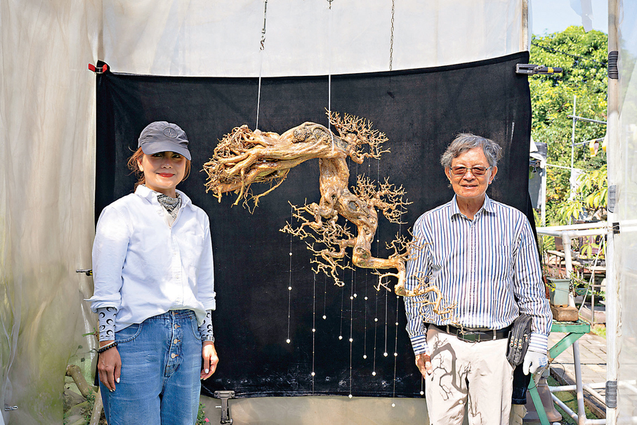 ●黃錦敏（左）和父親黃就成打造了《轉化·不息》。