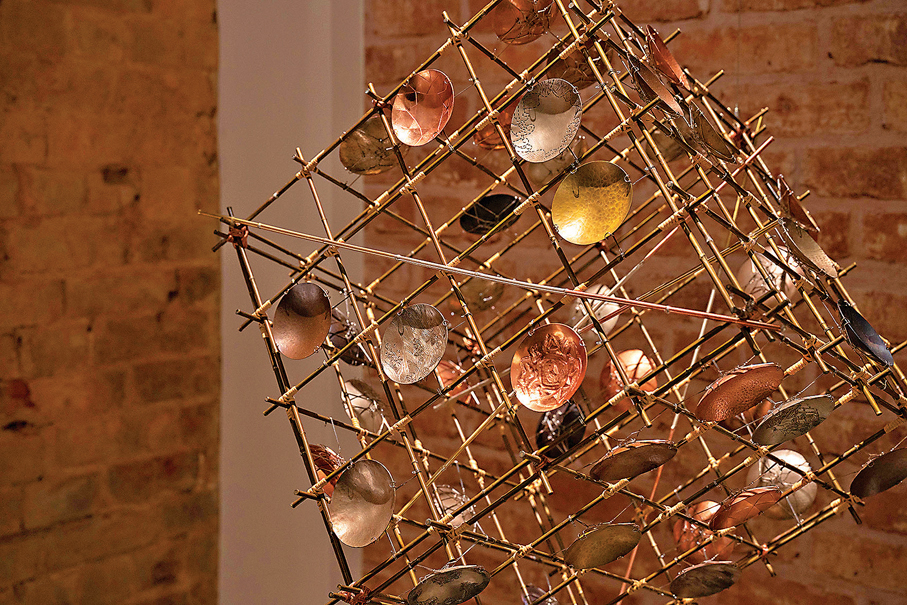 ●《竹影銅光》的創作以香港竹棚為靈感。