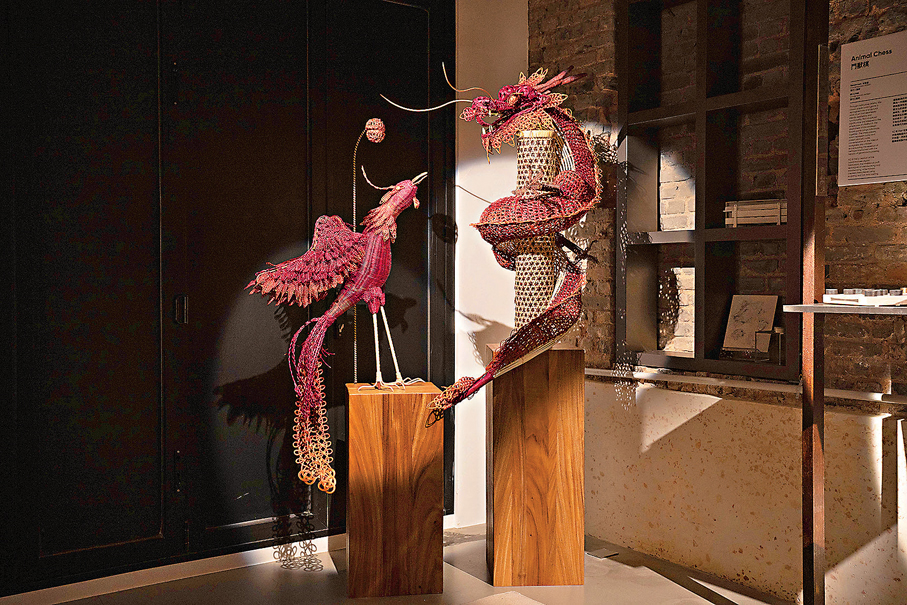 ●《龍鳳騰飛》呈現龍鳳交輝的景象。