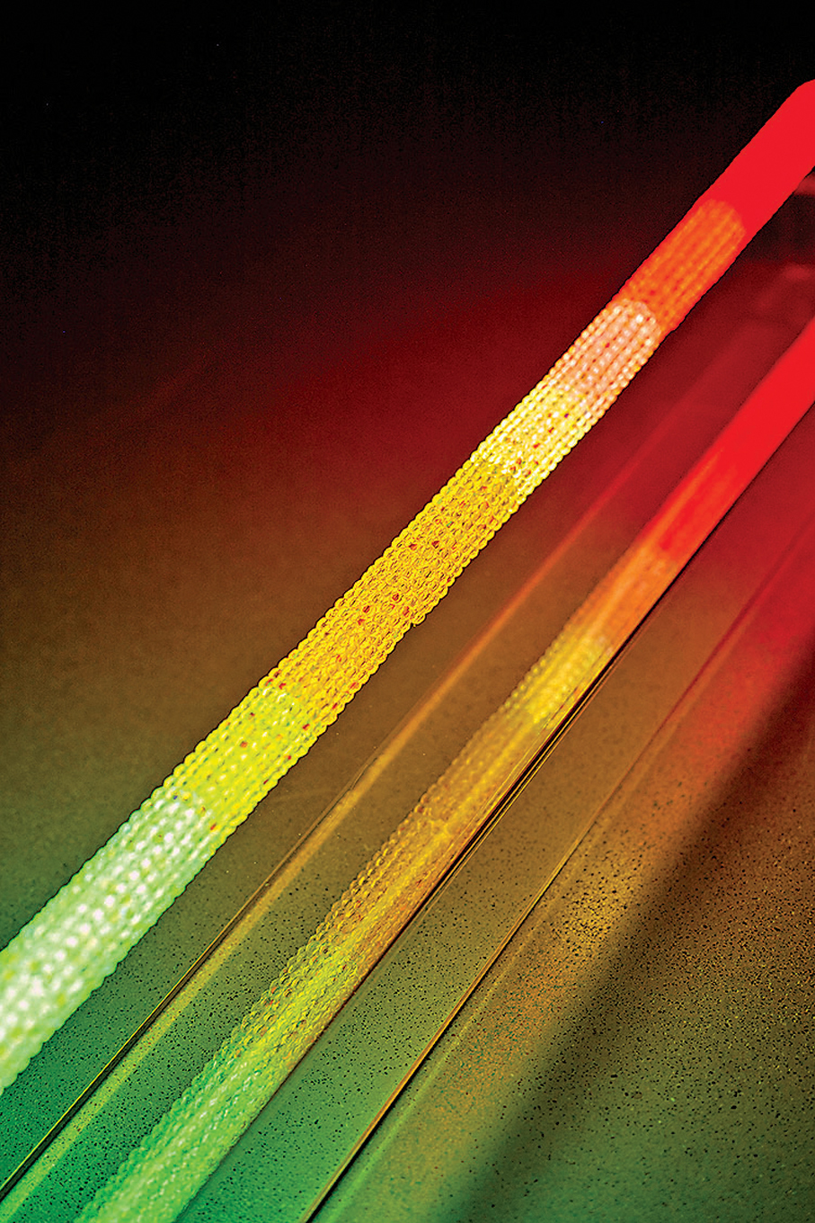 ●《流光溢彩》的霓虹光管表面飾有細小的玻璃珠。