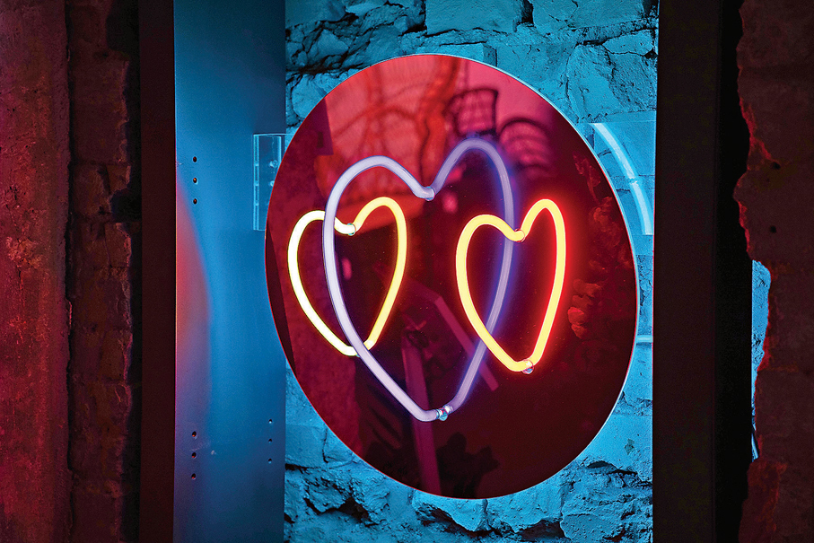 ●《雙生之影》在鏡子上擺放了三塊半心形的光管。