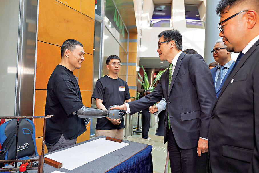 ●創科局局長孫東與仿生手佩戴者握手交流。