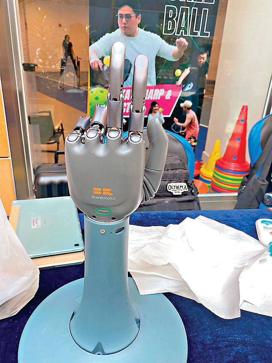 ●新科研技術義肢內配傳感器，無須植入任何體內配備或線路。