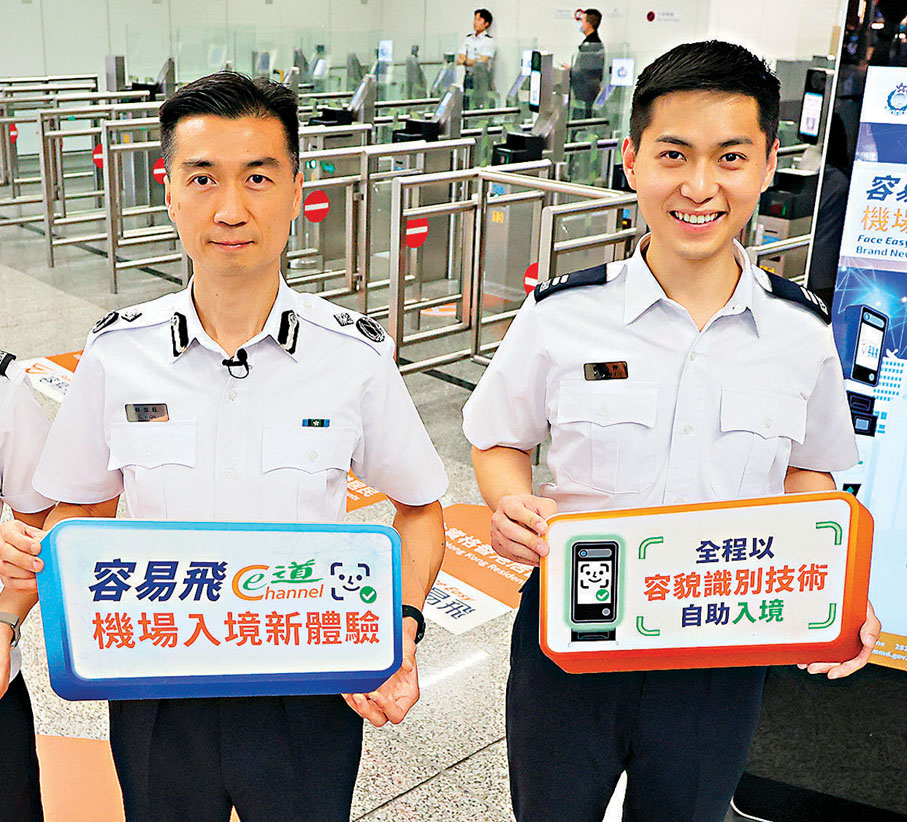 ●柯重鈺（左）指，「容易飛e-道」全程僅需7秒，較傳統「e-道」通關能力提升了13％。香港文匯報記者黃艾力  攝