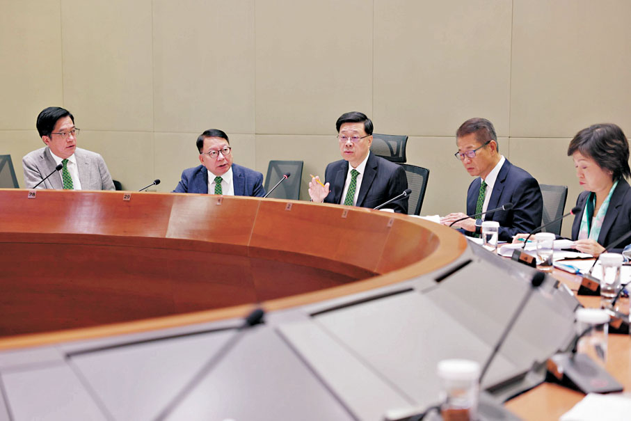 ●李家超（左三）昨日主持北部都會區發展委員會首個工作會議。 李家超Fb圖片