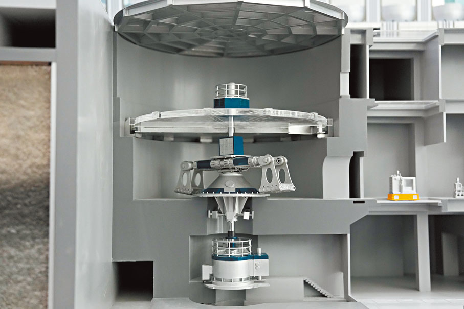 ●超重力離心模擬與實驗裝置啟動的首台離心機主機「CHIEF1300」剖面圖（模型）。 新華社