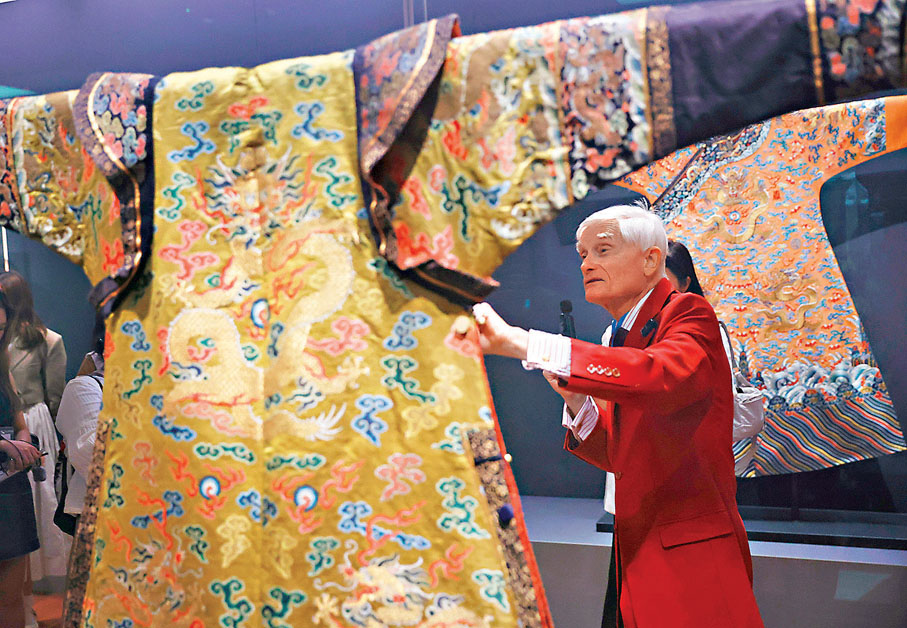●展覽展出部分是由香港知名中國紡織藝術收藏家賀祈思捐贈的藏品。香港文匯報記者郭木又  攝