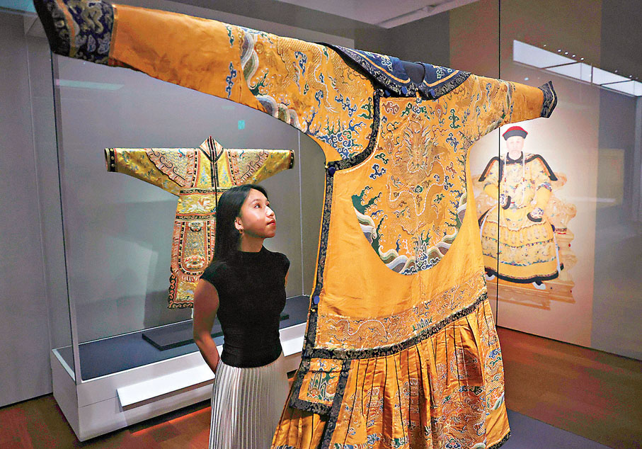 ●歷史悠久的織繡在展覽亮相。香港文匯報記者郭木又  攝