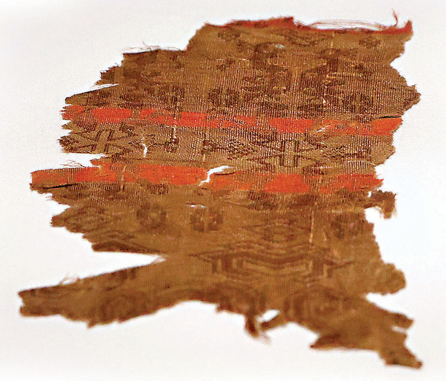 ●深褐地對龍對鳳幾何紋錦　香港文匯報記者郭木又  攝