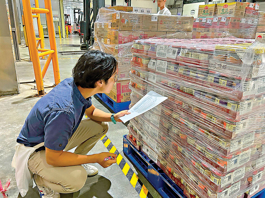 ●十五運會和殘特奧會香港賽區統籌辦賽會餐飲專責人員正在檢查核對供港食材。