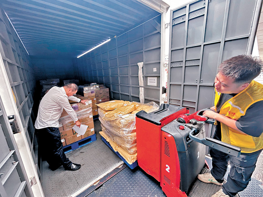 ●供應香港賽區的運動員食材裝入專用特種車。
