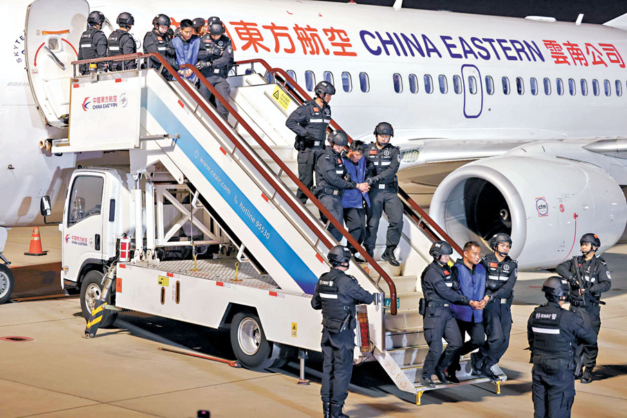 ●2024年1月30日，白所成、白應蒼、魏懷仁、劉正祥、劉正茂、徐老發等10名緬北重大犯罪嫌疑人被我公安機關成功押解回國。 資料圖片