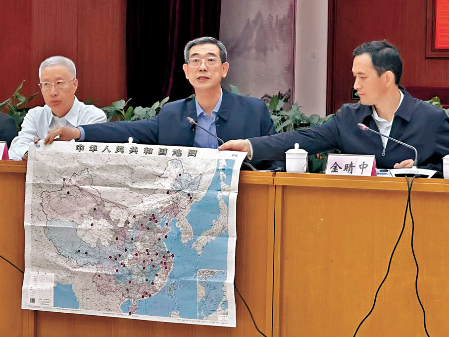 ●全國人大常委會法工委副主任孫鎮平展示54個基層立法聯繫點分布圖。 香港文匯報記者蘇雨潤  攝