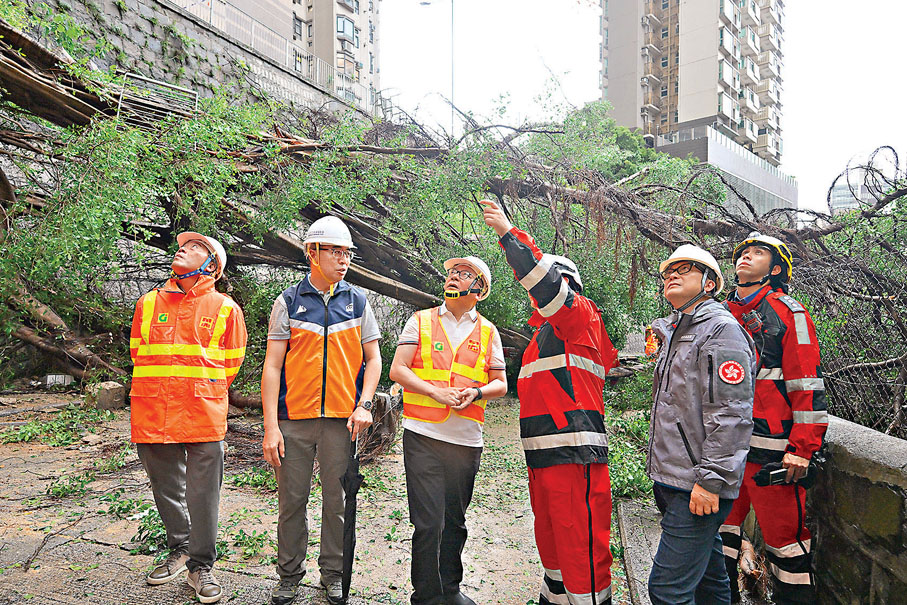 ●政務司司長陳國基早前實地視察情況，了解各部門的清理善後進度。 資料圖片