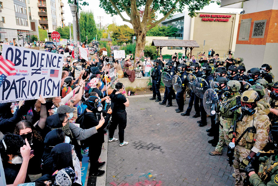 ●波特蘭民眾不滿聯邦政府部署軍隊，連日發起抗議，並與警員對峙。 法新社