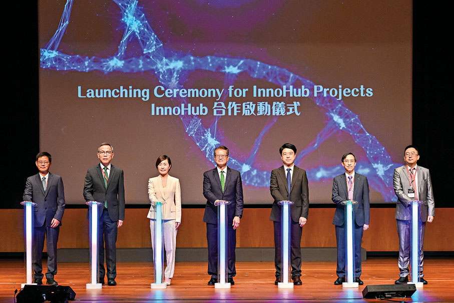 ●財政司司長陳茂波（左四）、港投公司行政總裁陳家齊（左三）、百圖生科聯合創始人兼首席執行官劉維（右三）昨出席「國際生物計算創新峰會2025」。