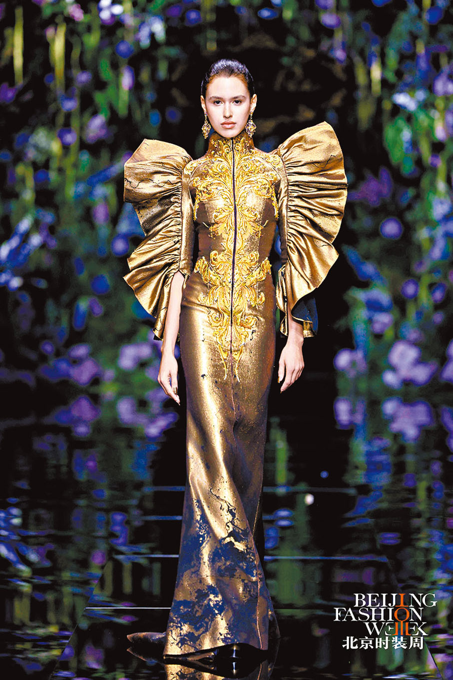 ●郭培新系列以「鎏光」為主題，將設計師對時間、工藝、手工精神等注入其中。