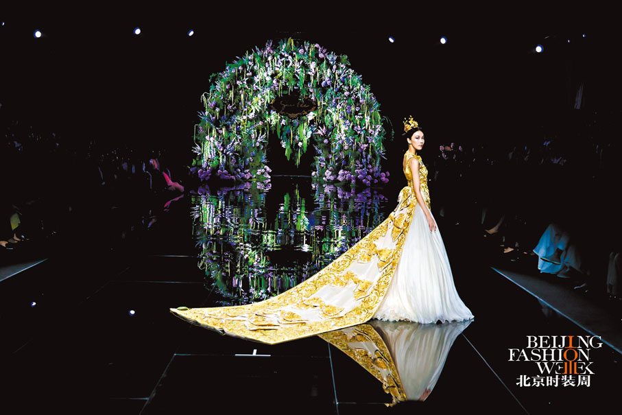 ●服裝彰顯熔金傾瀉的璀璨，在高溫熔煉下凝鑄成永恒的光輝。