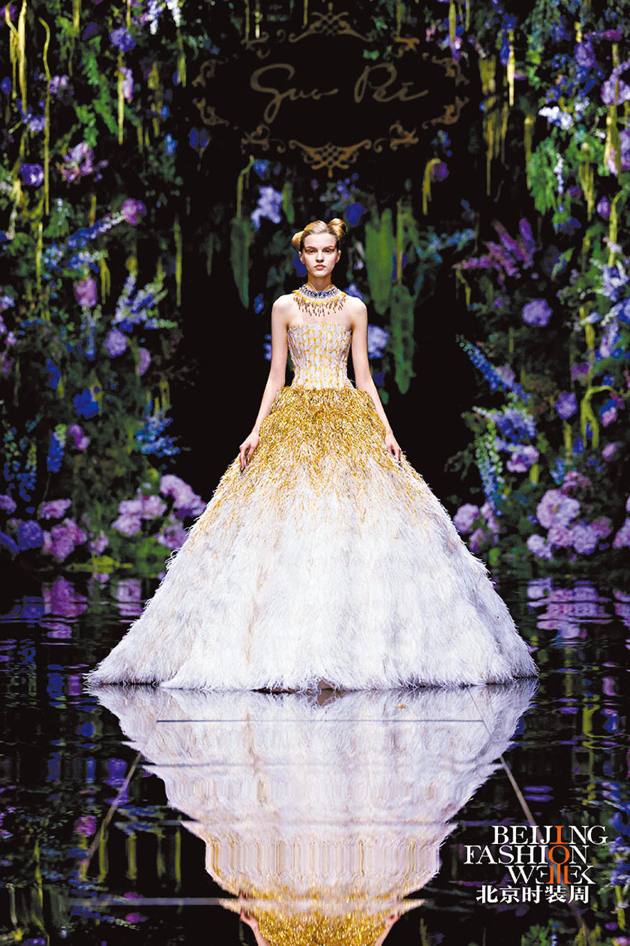 ●浮雕手法的精湛刺繡穿插極致手工，色彩的運用大膽而富有衝擊力。