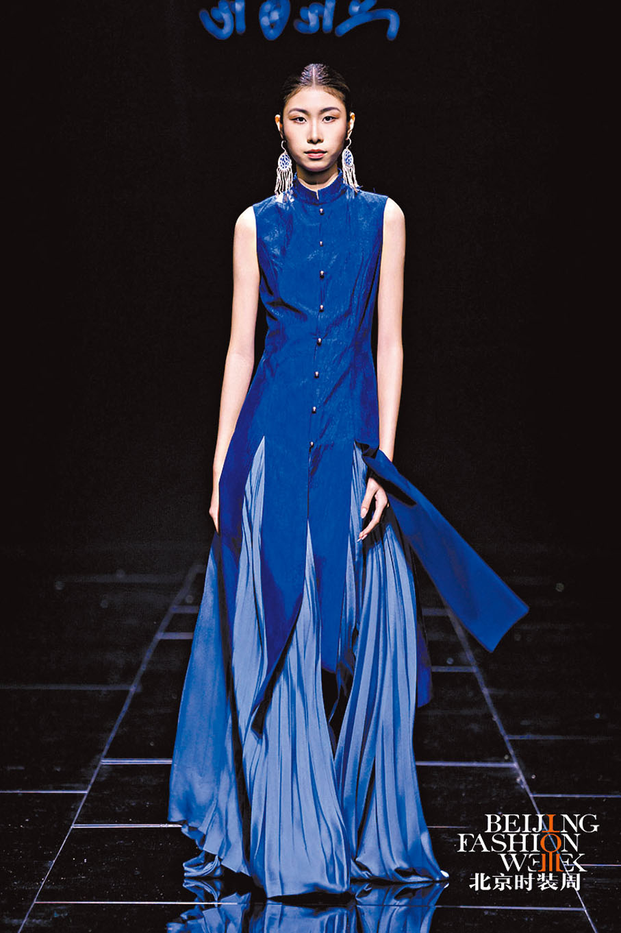 【第一篇章：文脈和鳴】以彜族傳統服飾為靈感，融入奢香歷史元素，展現彜族文化的厚重與典雅。採用羊毛氈、百褶裙等非遺工藝，結合現代剪裁，讓傳統紋樣煥發新生。彜族服飾的粗獷與細膩並存，象徵民族文化的堅韌與柔美共生。