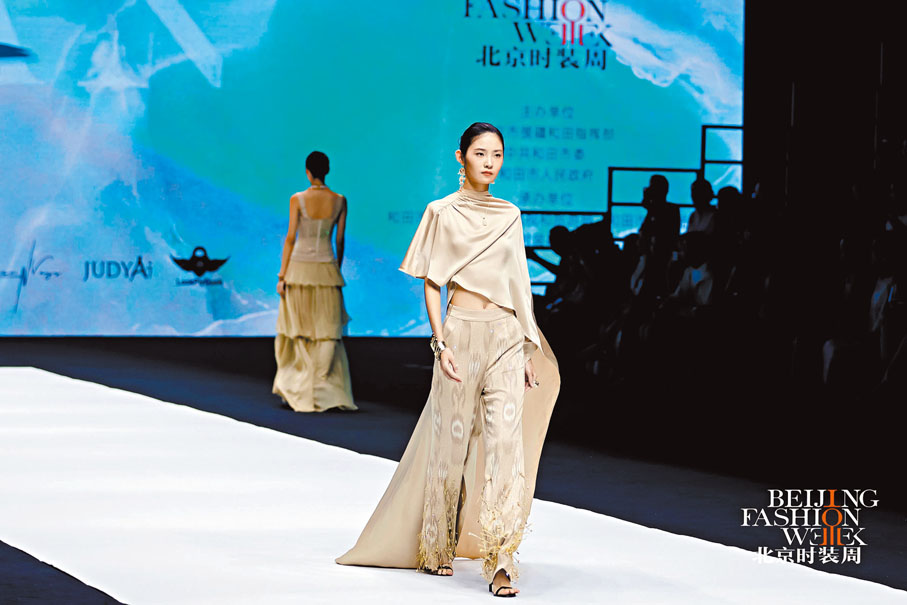 ●艾德萊斯綢被譽為「流動的古畫」。