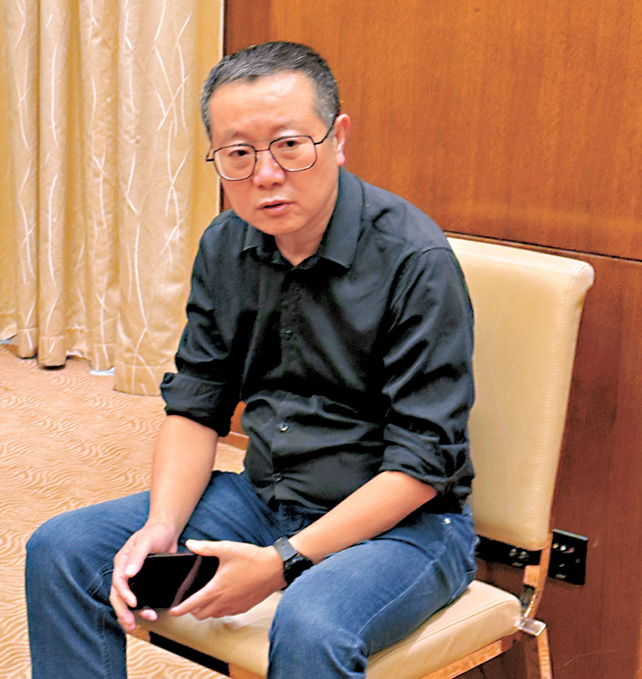 ●劉慈欣接受記者採訪。 記者劉蕊  攝