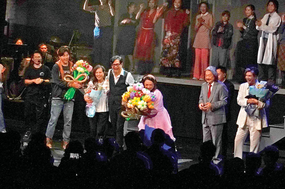 ●陳友左擁右抱兩位「太太」。   香港文匯報記者子棠  攝