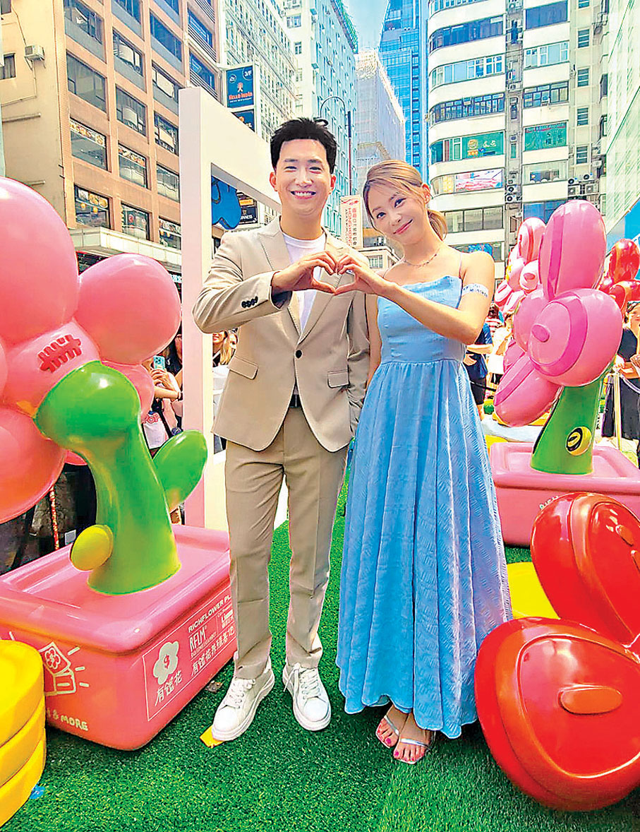 ●葉蒨文與曾展望甜蜜派心。 香港文匯報記者梁靜儀  攝