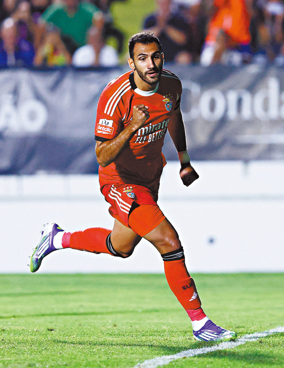 ●賓菲加依靠中鋒柏夫列迪斯爭取入球。  資料圖片