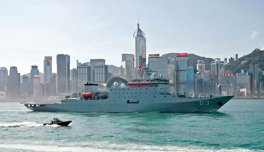 ●海軍訓練艦戚繼光艦（舷號83）穿越維港水域駛往昂船洲軍港。 香港文匯報記者郭木又  攝