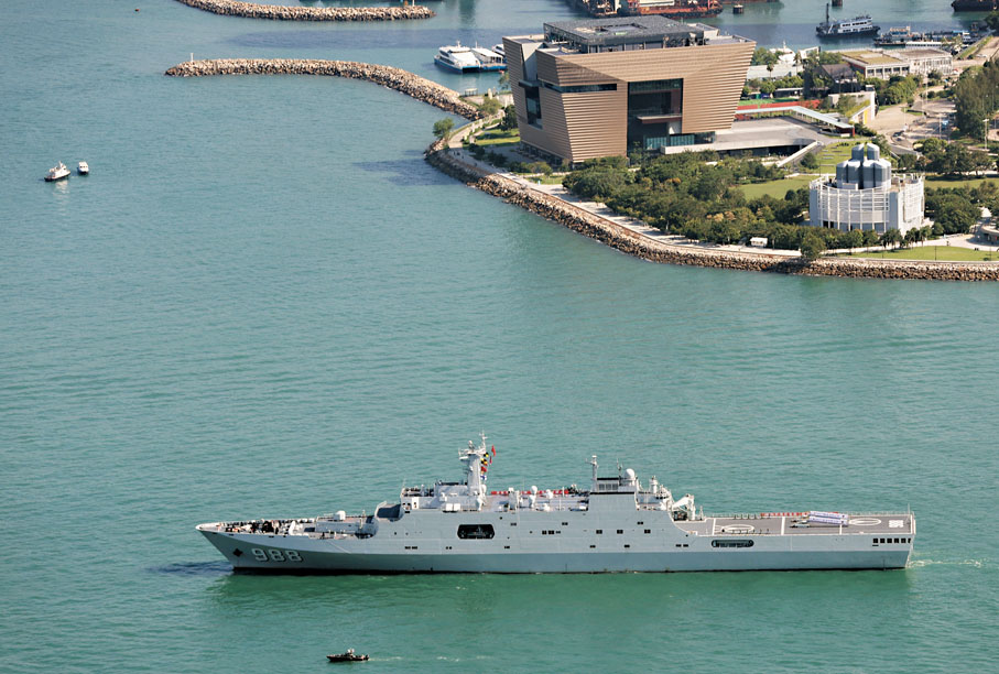 ●海軍沂蒙山艦（舷號988）昨日經維港開往昂船洲軍港。 香港文匯報記者曾興偉 攝
