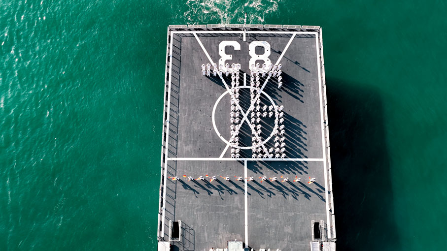 ●學員擺出「76」字樣，為祖國慶生。