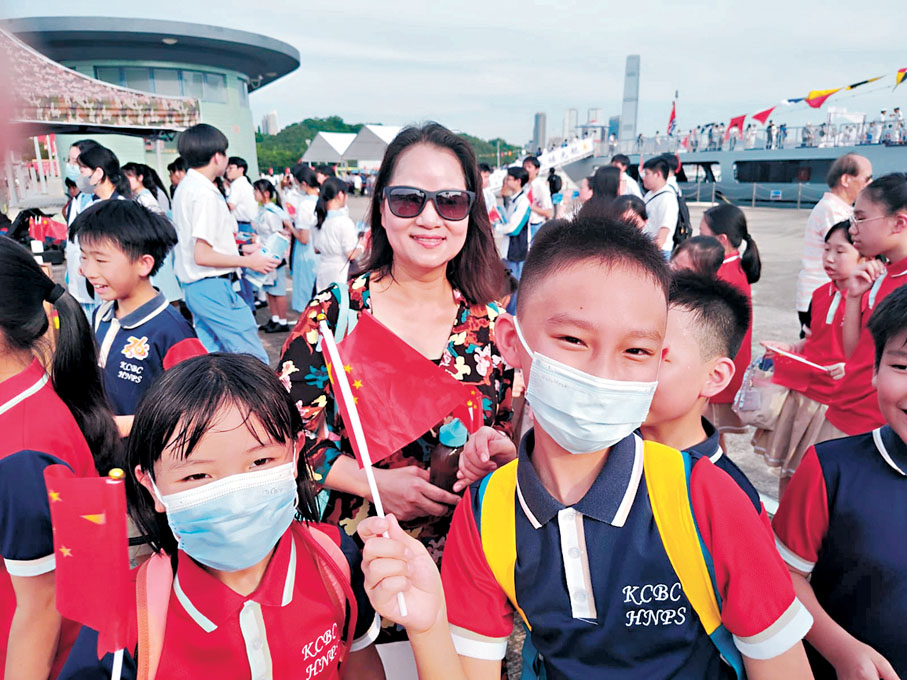 ●九龍城浸信會禧年小學校長蔡婉玲和學生。
